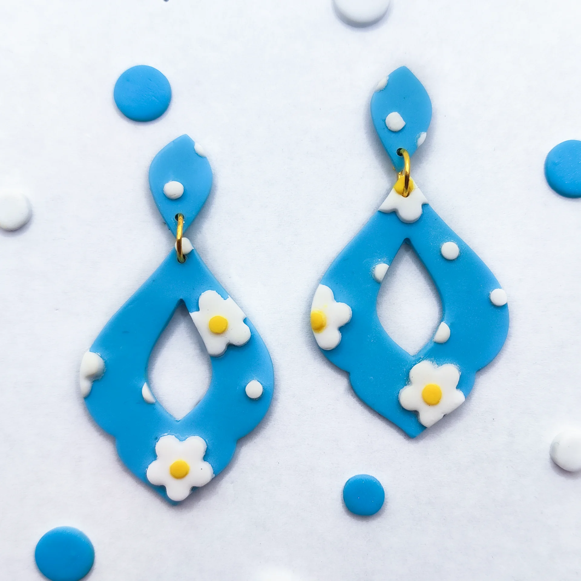 Pendientes de margaritas azules circulares