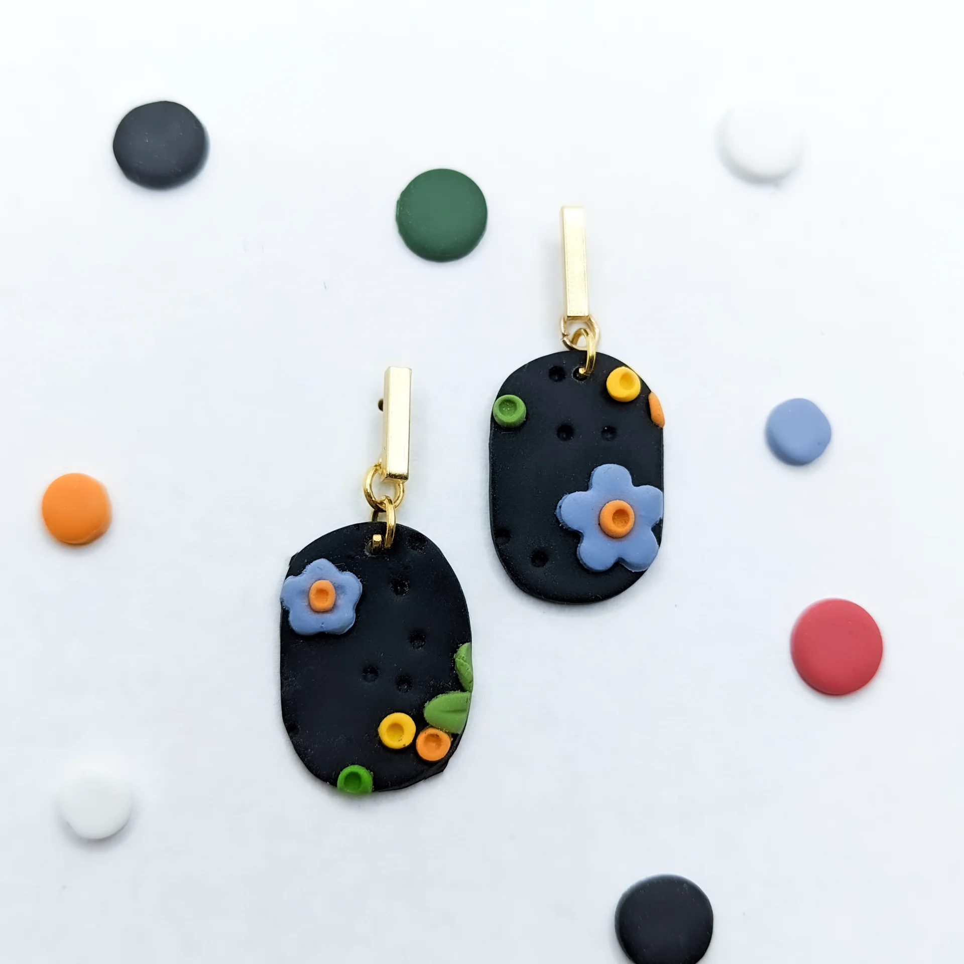Pendientes negros flores colores ovalo oro