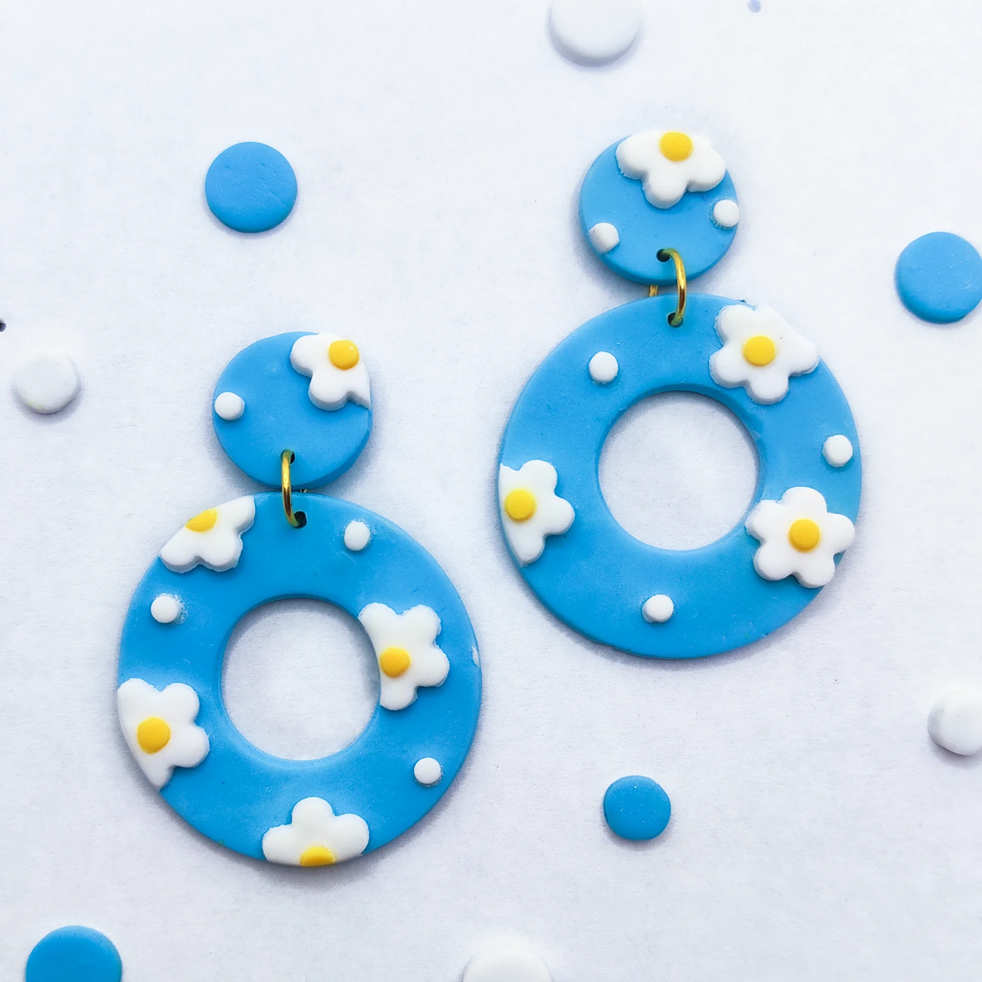 Pendientes de margaritas azules circulares