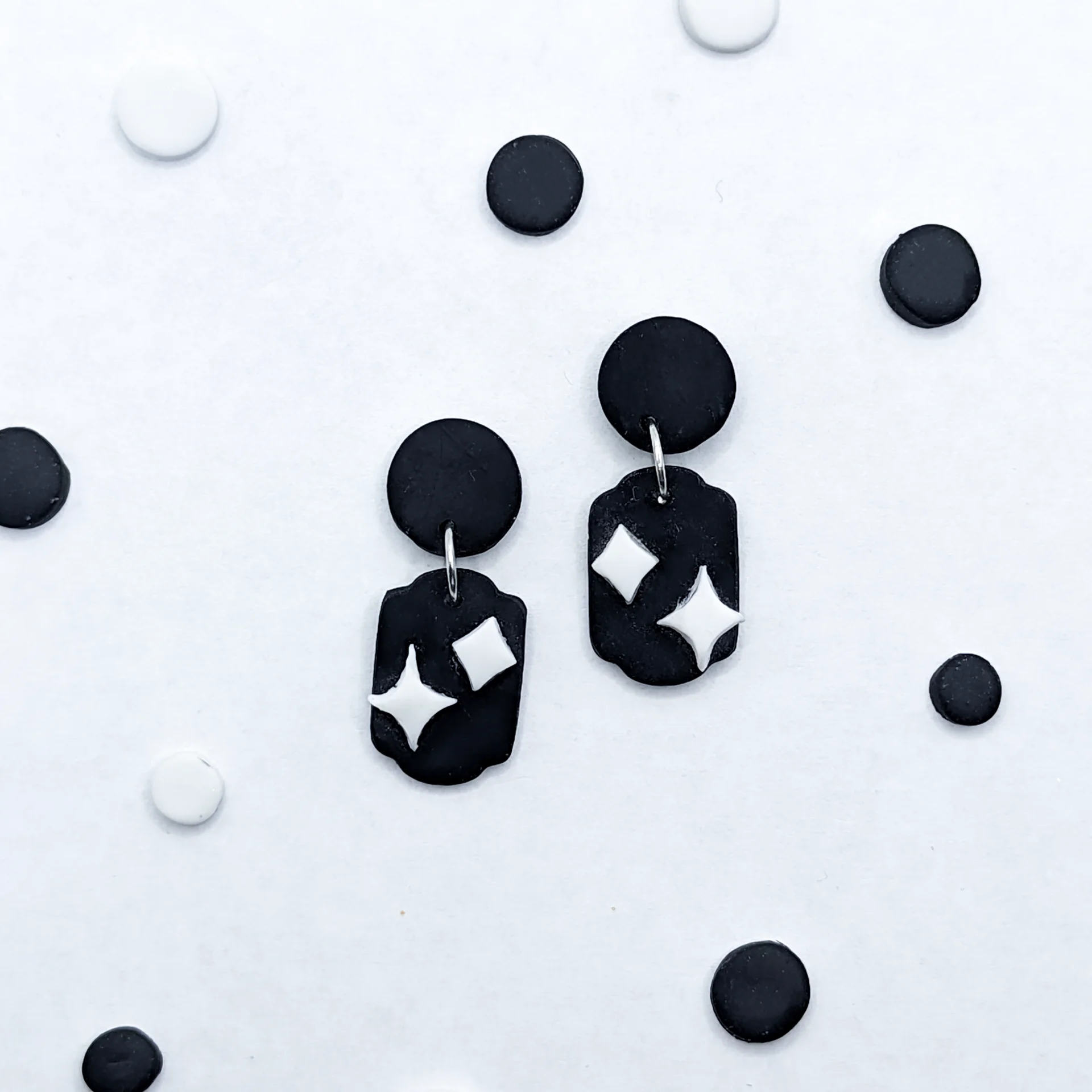 Pendientes negros estrellas