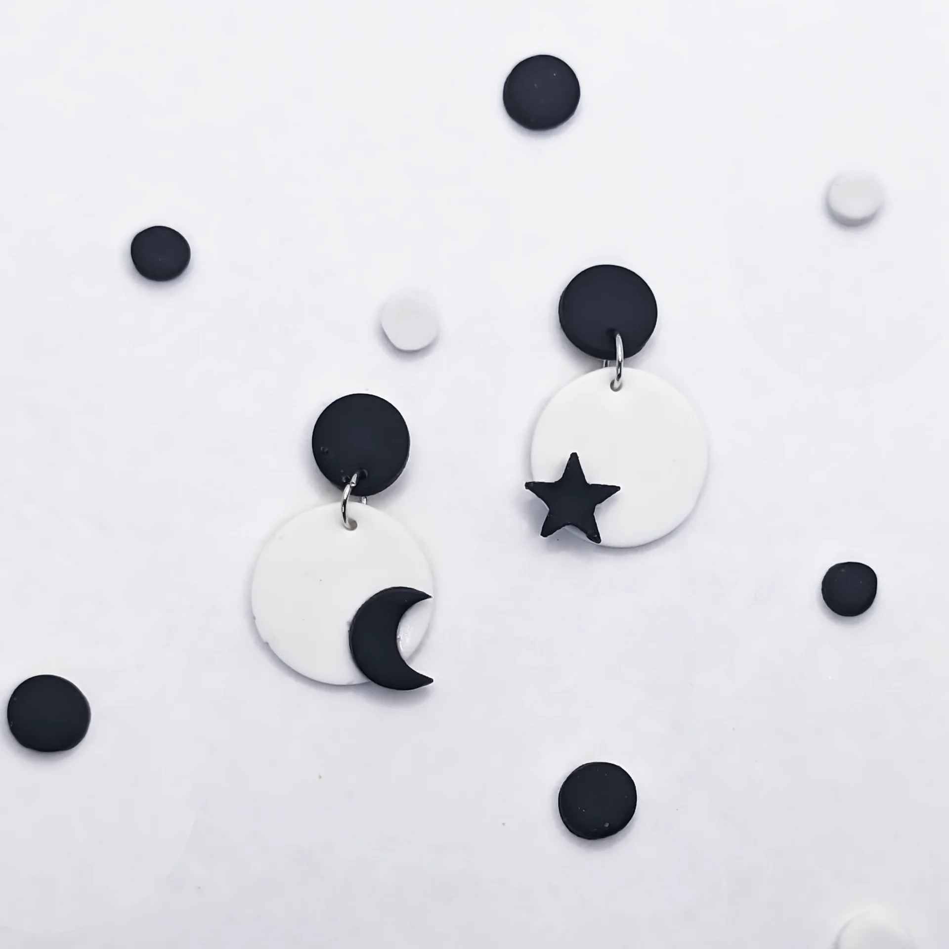 Pendientes blancos con una estrella y una luna