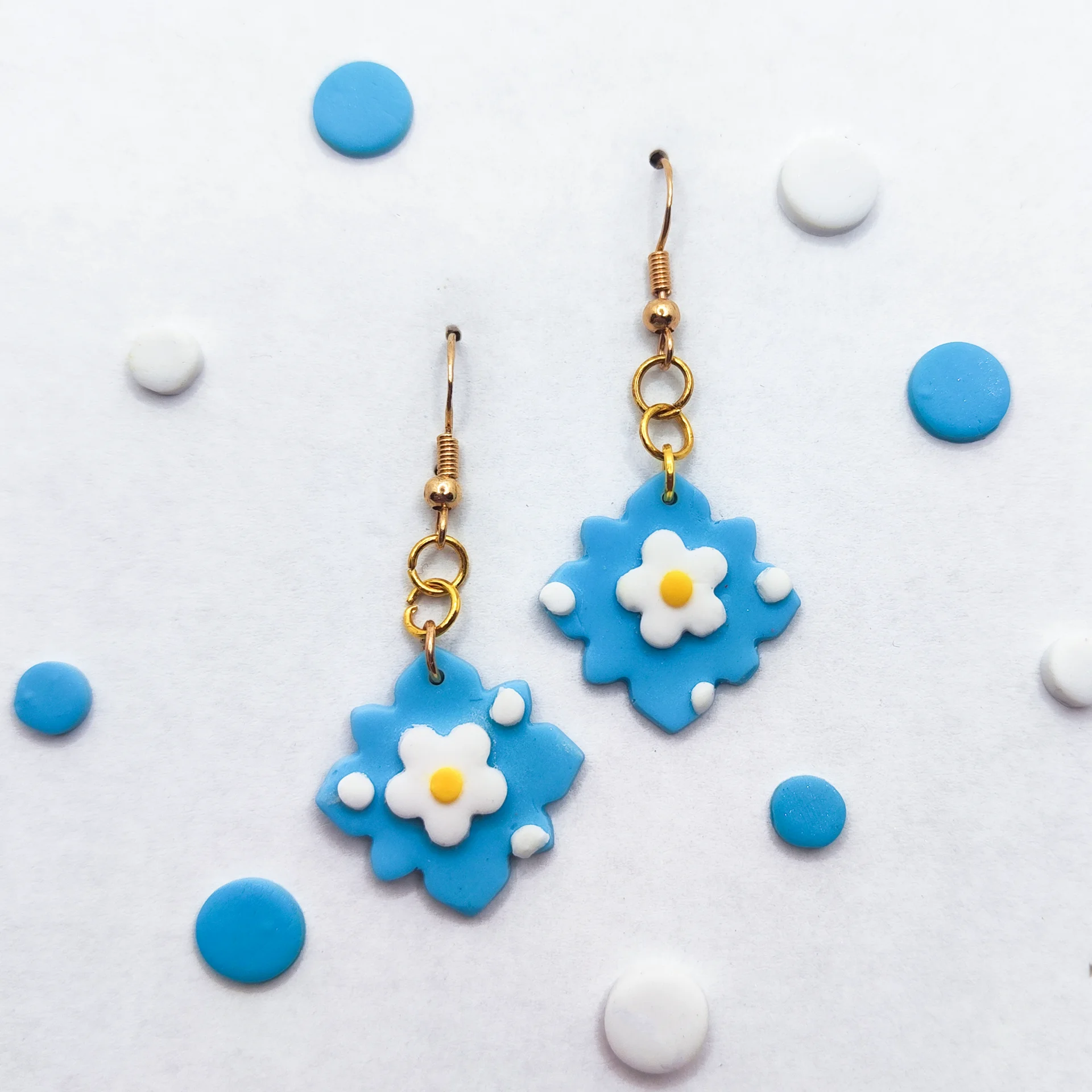 Pendientes de margaritas azules colgantes