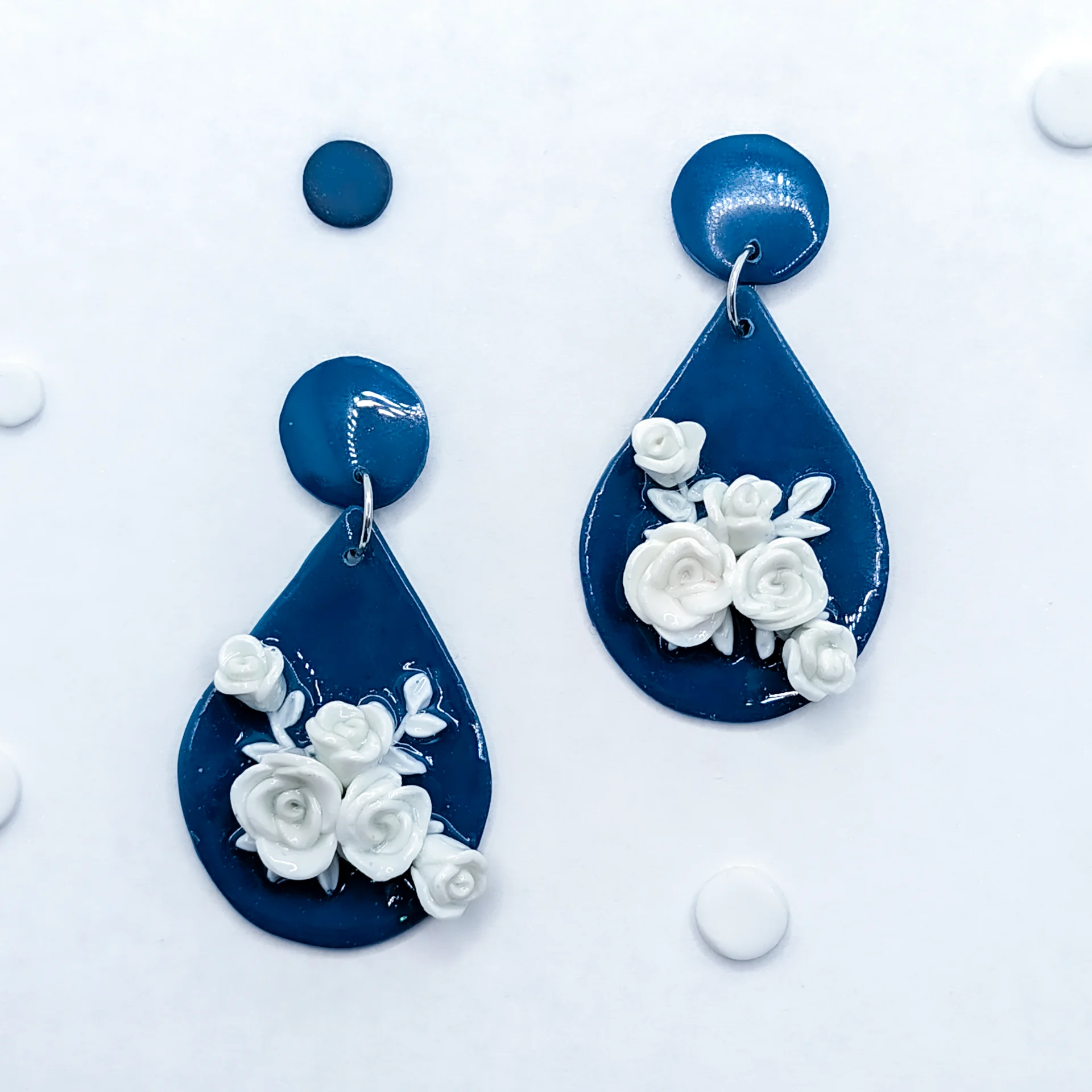 Pendientes azules con rosas blancas