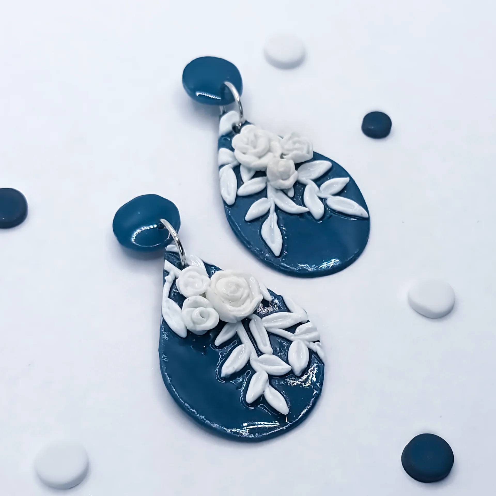 Pendientes azules con rosas blancas