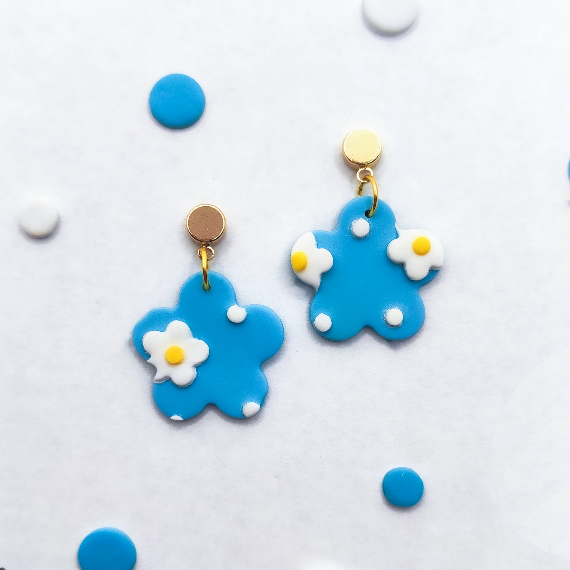 Pendientes de margaritas azules en forma de flor