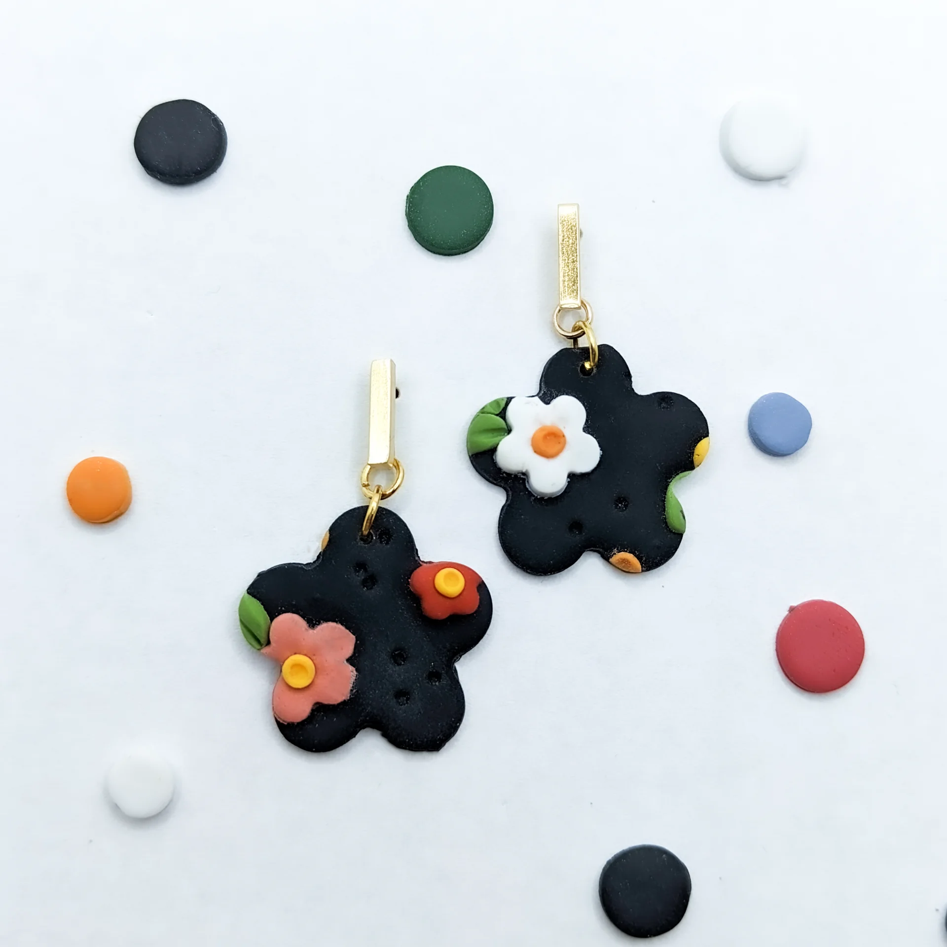 Pendientes negros flores colores flor