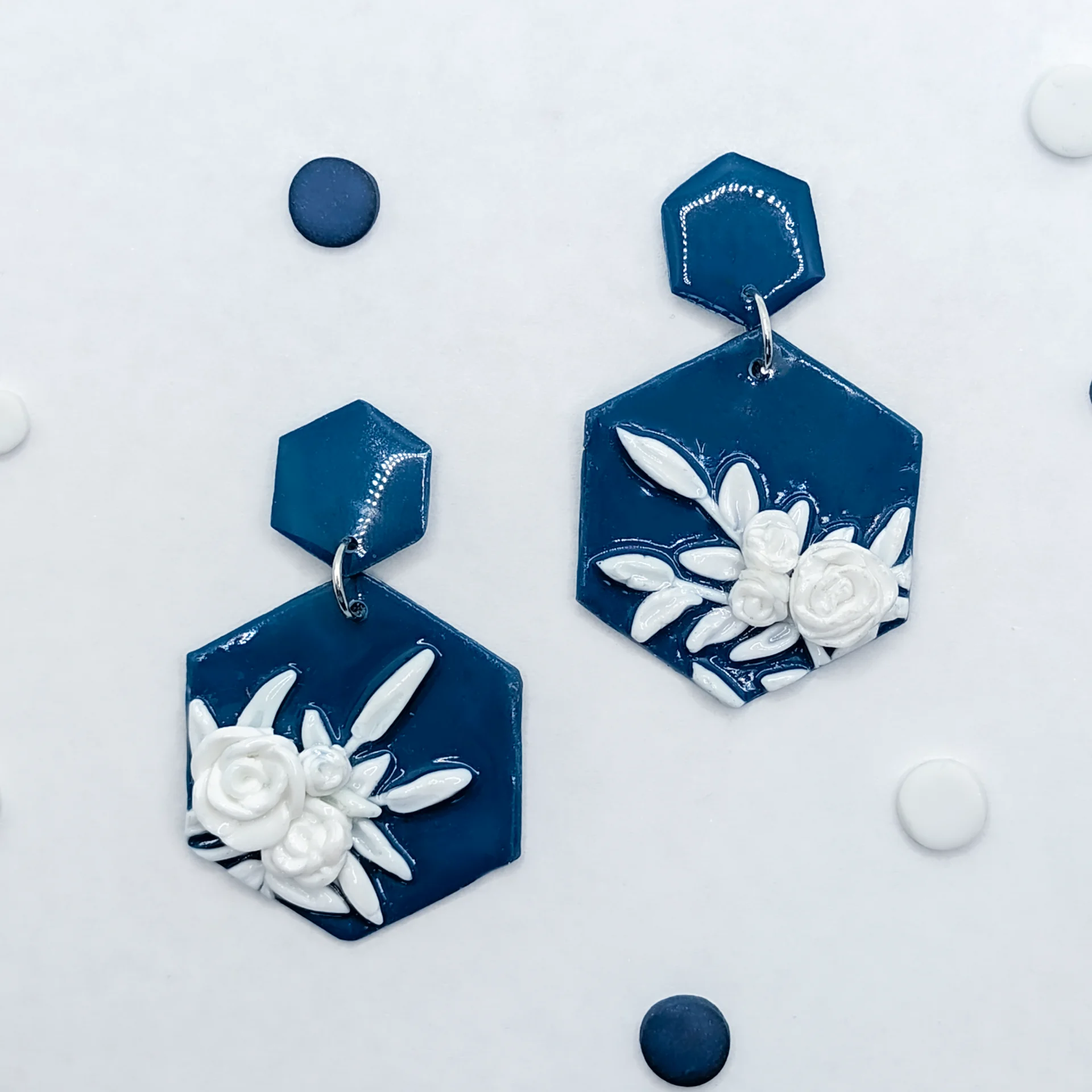 Pendientes azules con rosas blancas