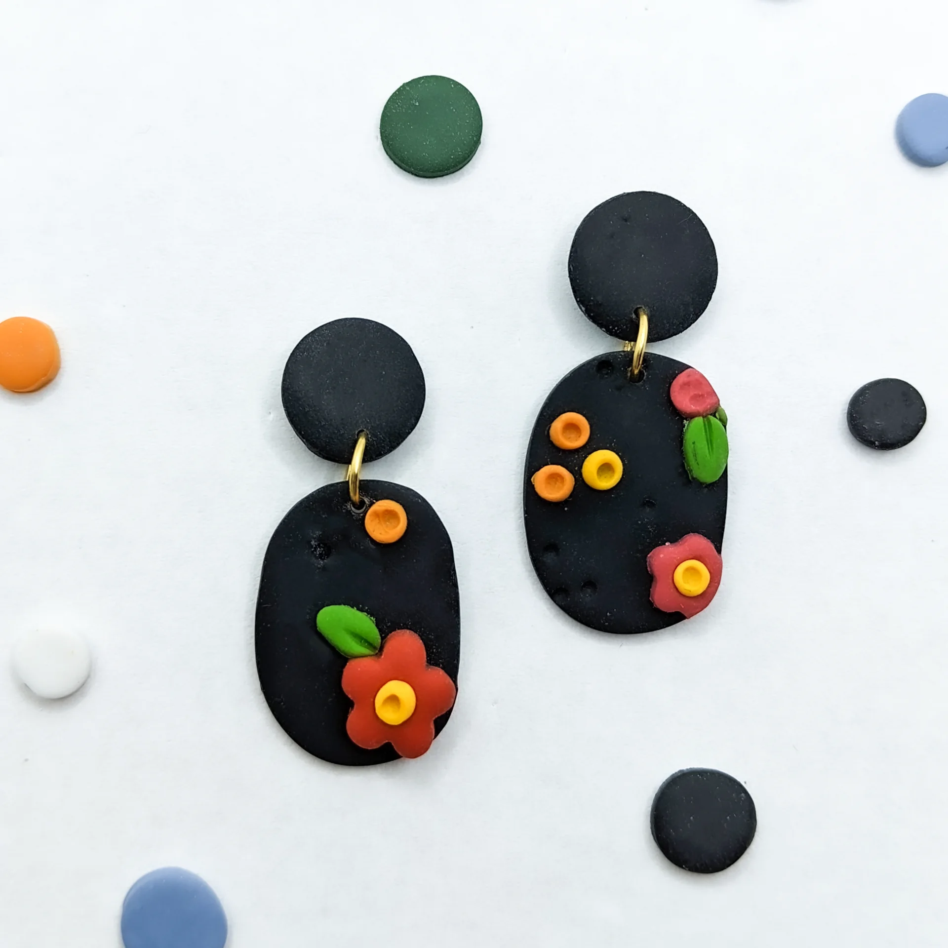 Pendientes negros flores colores ovalo
