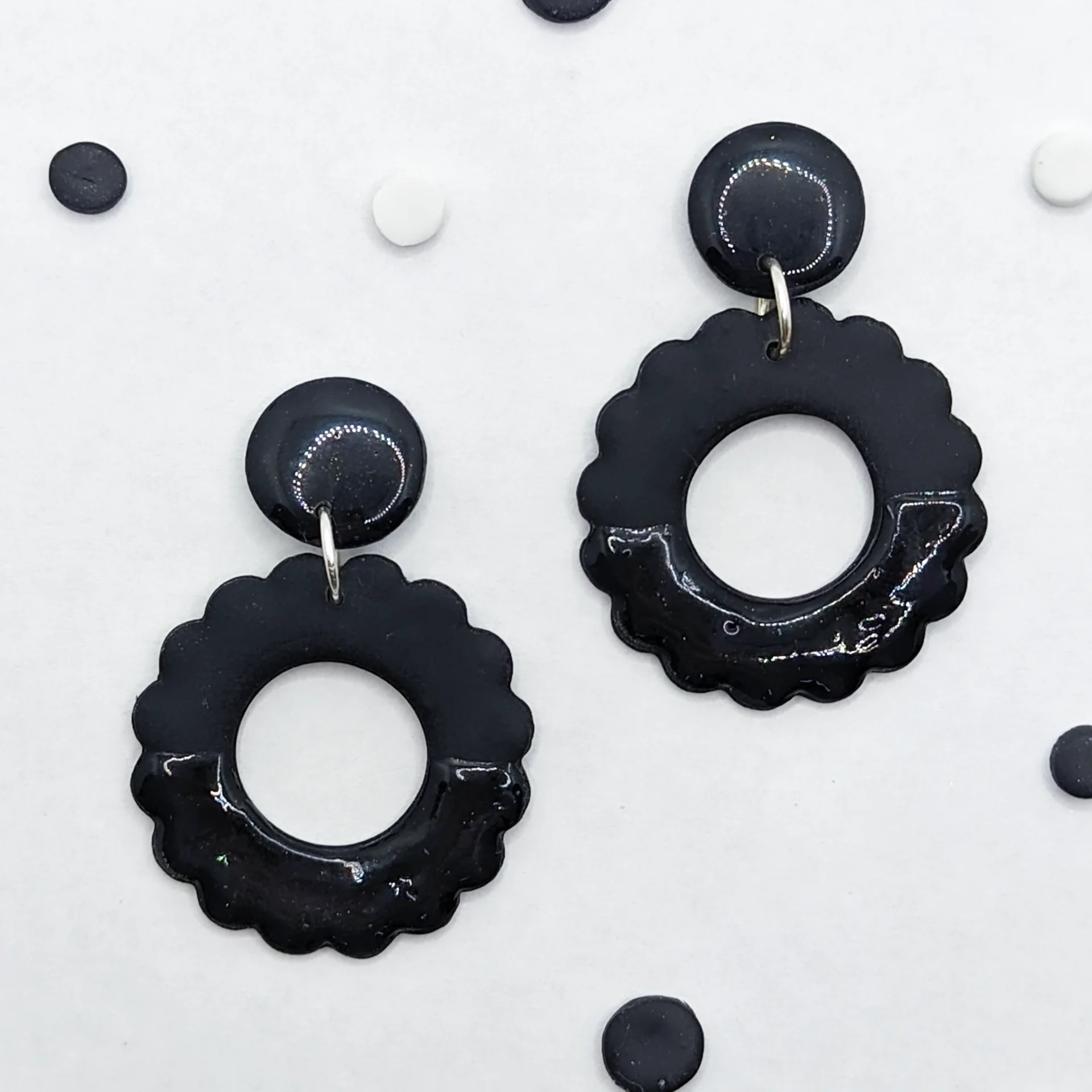 Pendientes negros circular
