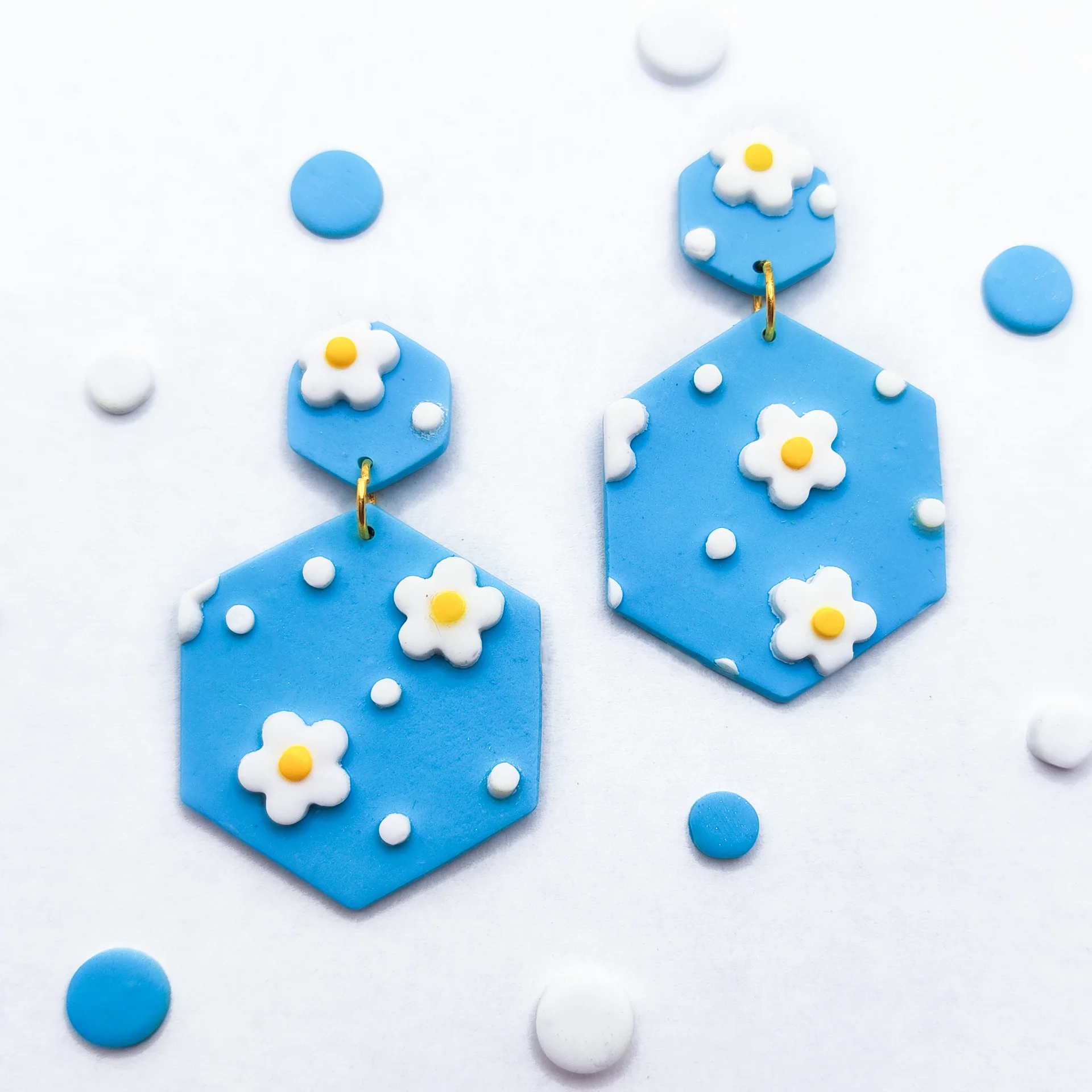 Pendientes de margaritas azules en forma de héxagono