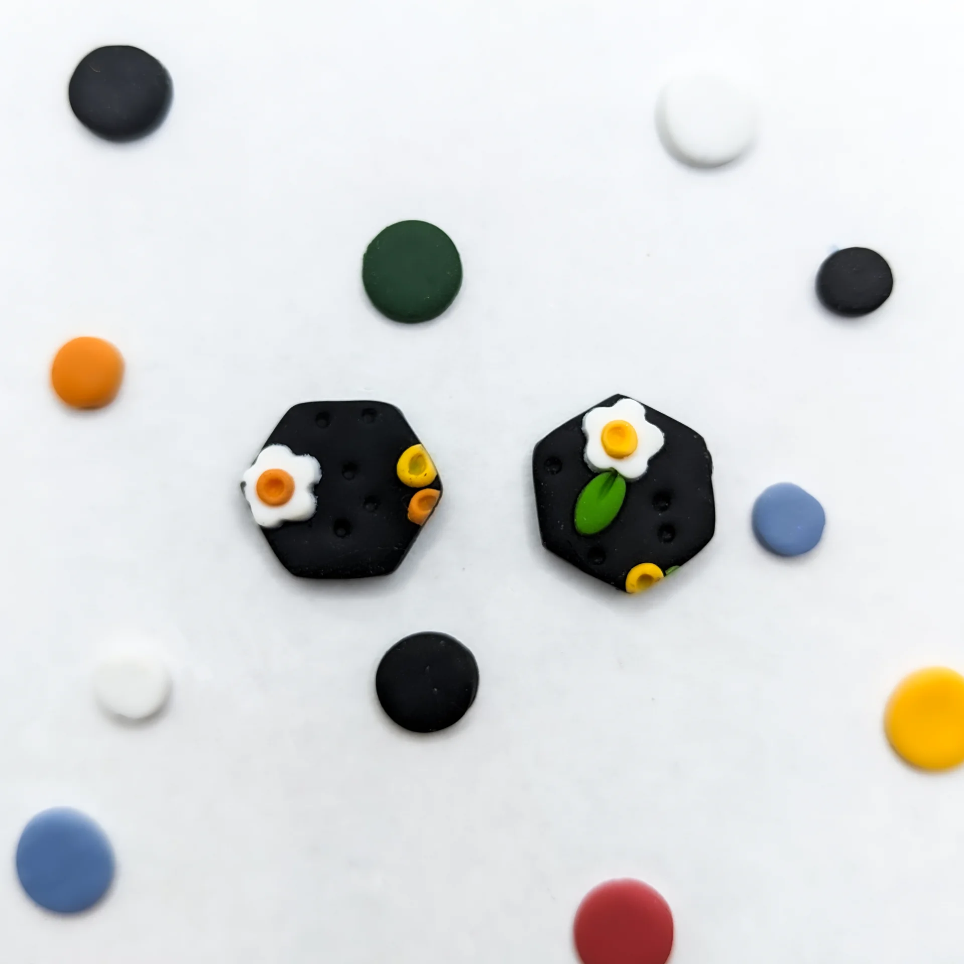 Pendientes negros flores colores hex boton