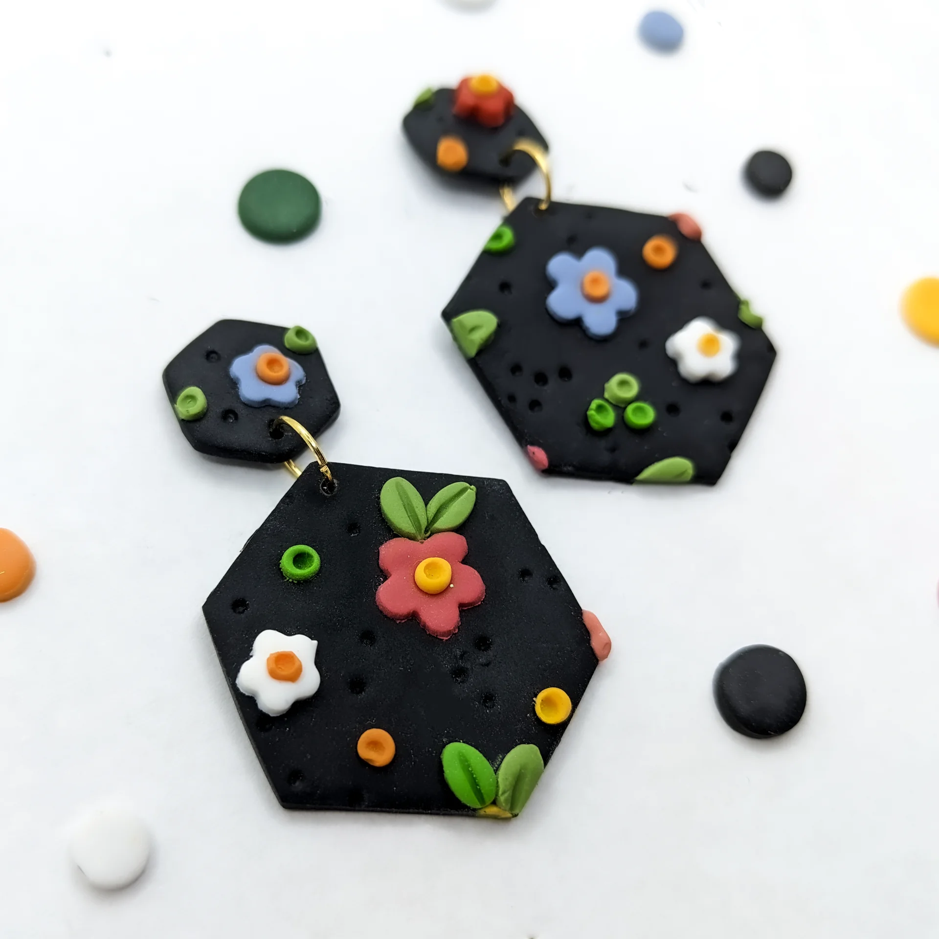Pendientes negros flores colores hex