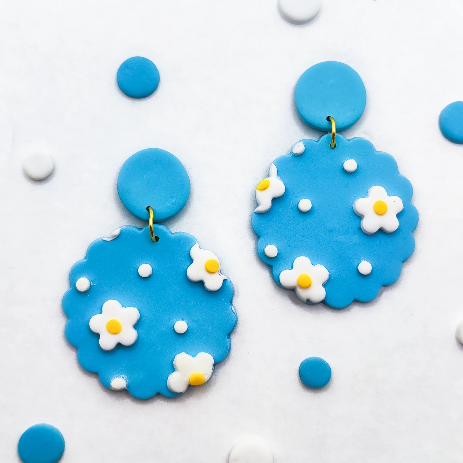 Pendientes de margaritas azules circulares