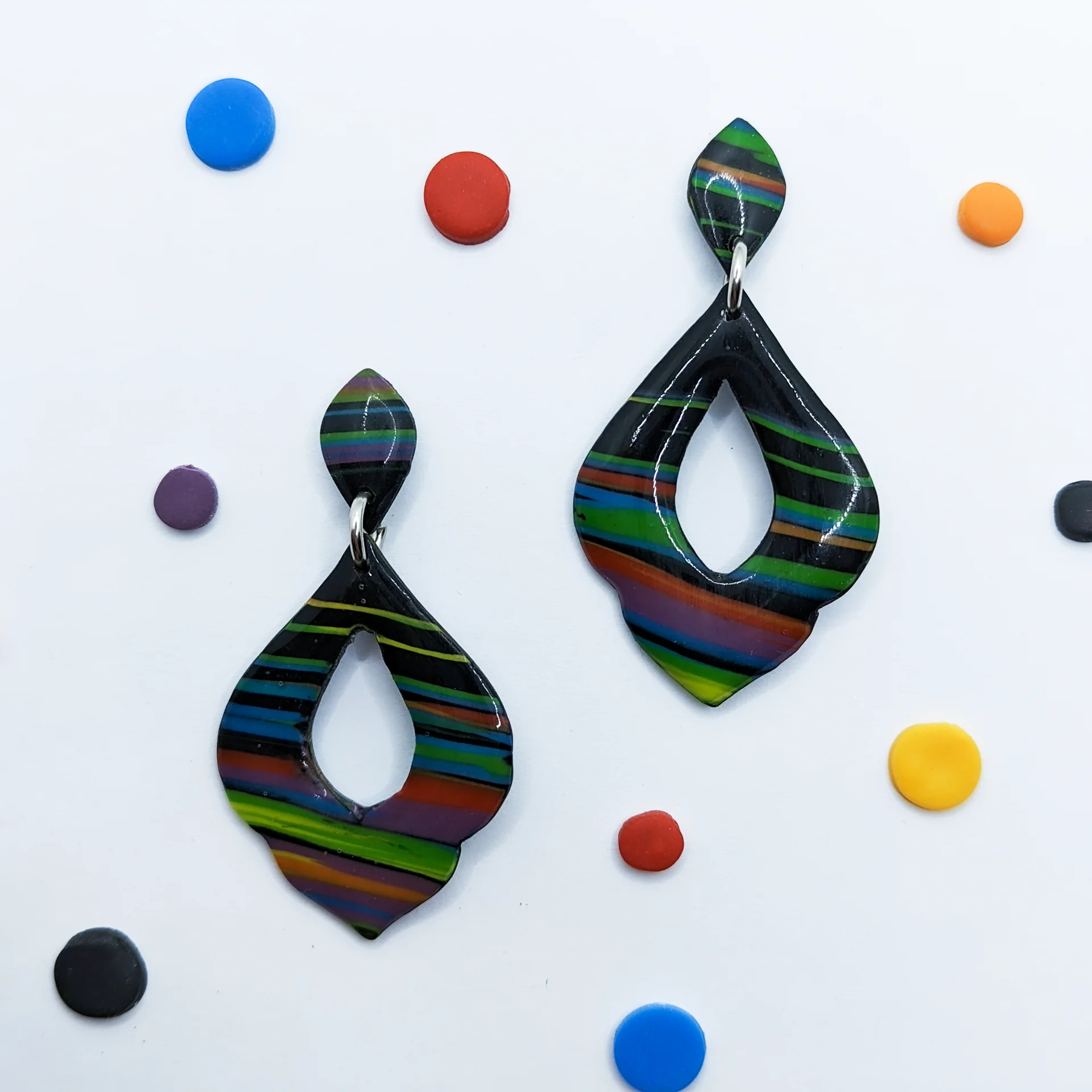 Pendientes negros rayas colores