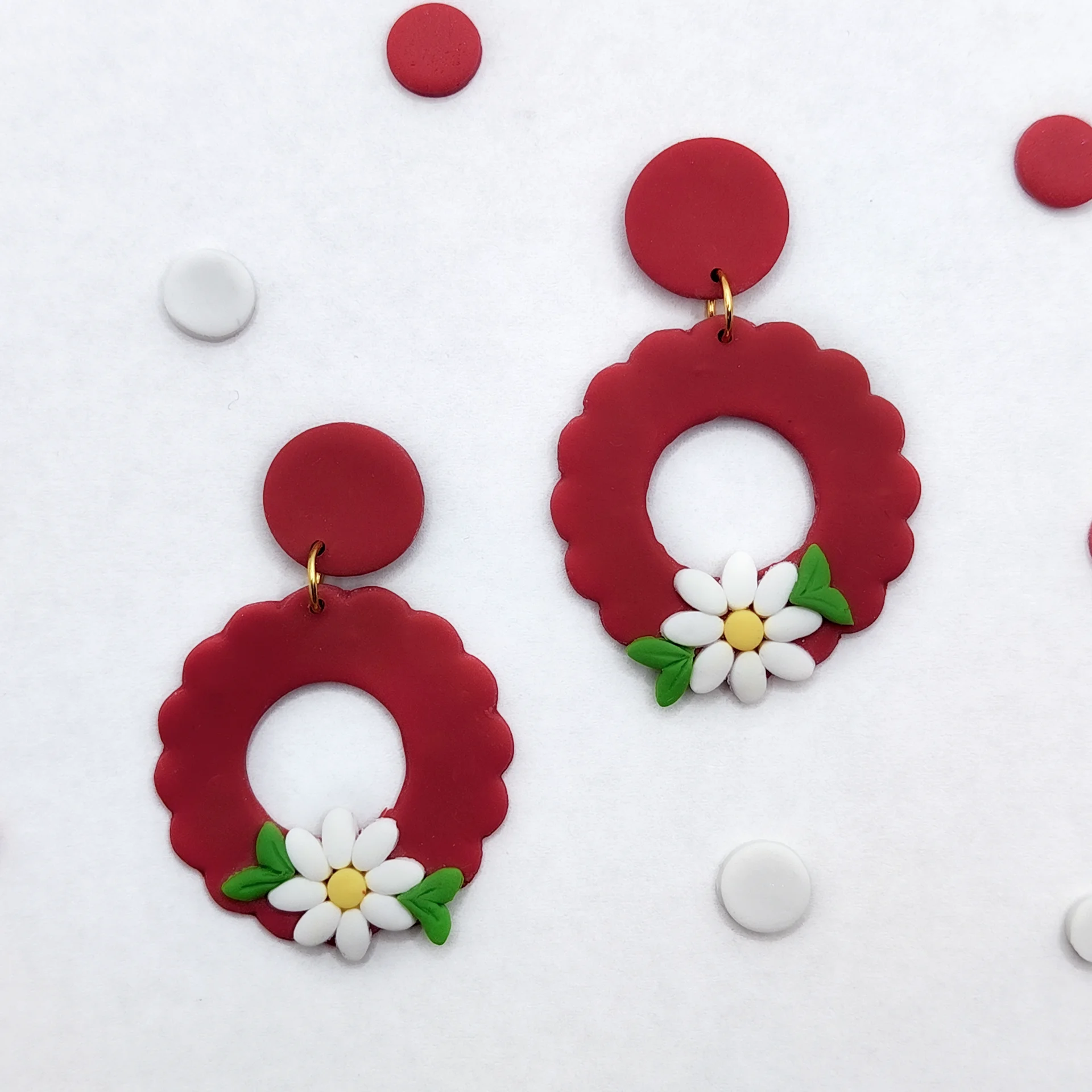 Pendientes fucsia con una margarita